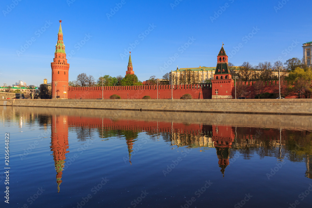 Obraz premium View of Moscow Kremlin and Moskva river on a sunny spring morning
