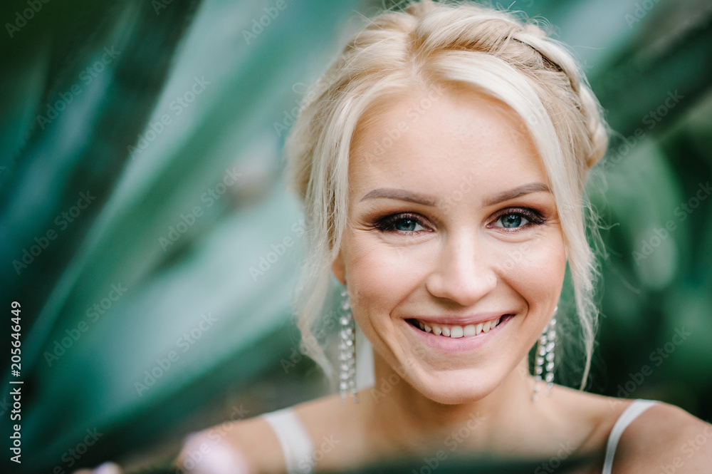 Φωτογραφία Beautiful portrait of a happy young woman on a green background of a cactus