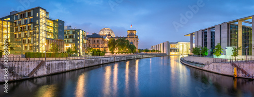 Fototapeta Naklejka Na Ścianę i Meble -  Berlin Regierungsviertel am Abend mit Reichstag, Bundestag, Paul-Löbe-Haus und Marie-Elisabeth-Lüders-Haus