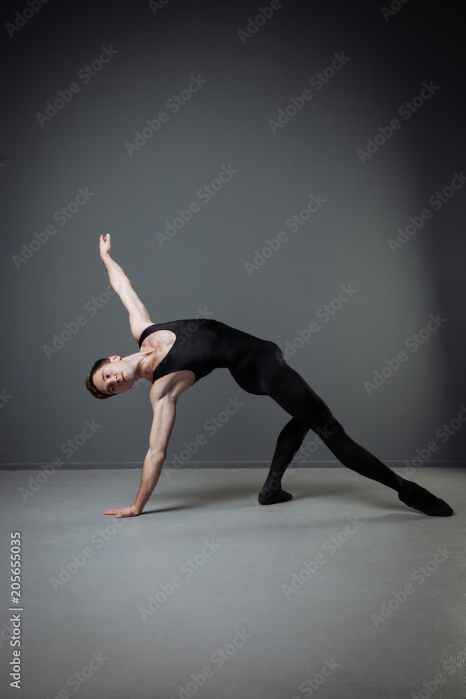 Obraz premium Strong patient dancer training and doing dance exercises.