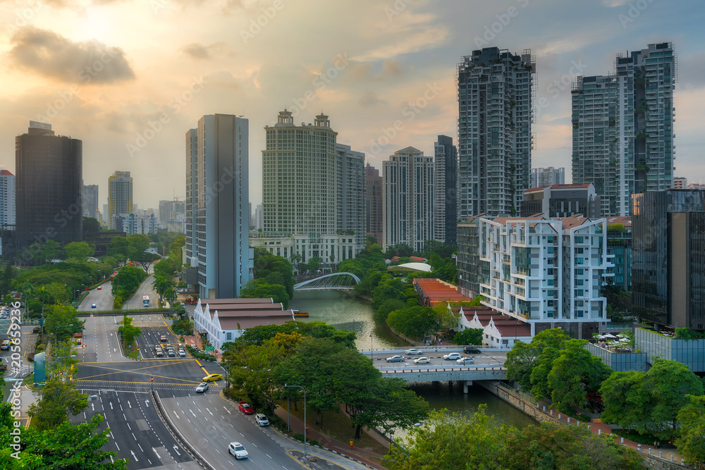 Naklejka premium Panoramę miasta wzdłuż rzeki Singapur