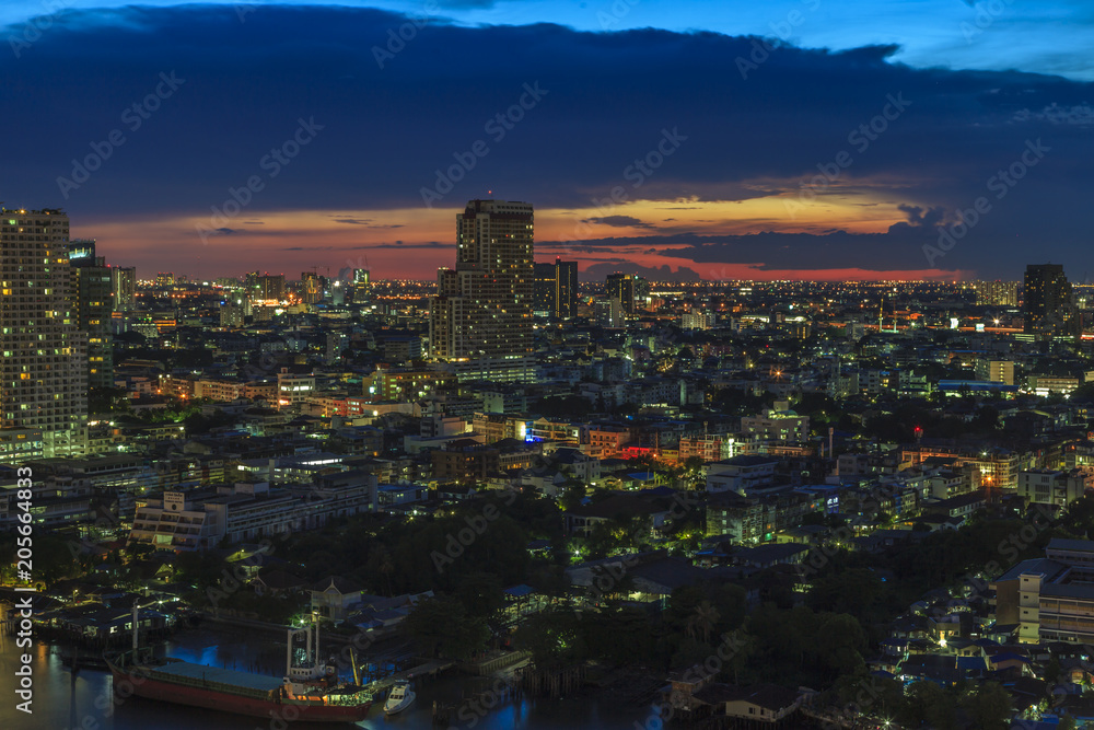 Aufnahme von Bangkok mit Chao Phraya Fluss aus Vogelperspektive fotografiert Abends zur blauen Stunde bei leichter Bewölkung im September 2016