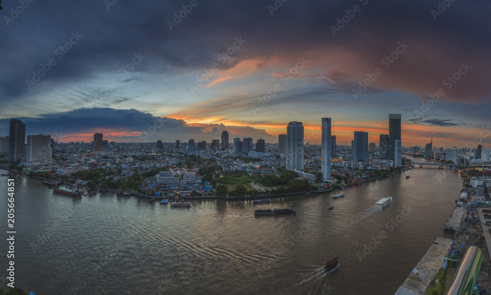 Panoramaaufnahme von Bangkok mit Chao Phraya Fluss aus Vogelperspektive fotografiert Abends zur blauen Stunde bei leichter Bewölkung im September 2016