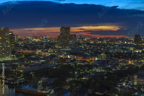 Aufnahme von Bangkok mit Chao Phraya Fluss aus Vogelperspektive fotografiert Abends zur blauen Stunde bei leichter Bew  lkung im September 2016