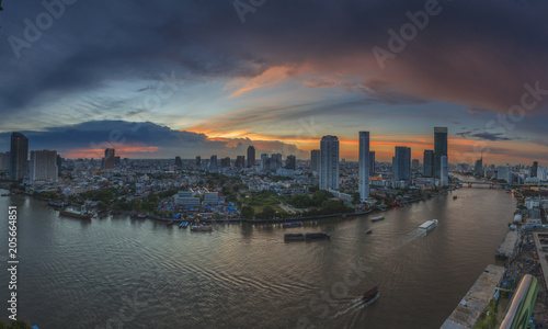 Panoramaaufnahme von Bangkok mit Chao Phraya Fluss aus Vogelperspektive fotografiert Abends zur blauen Stunde bei leichter Bewölkung im September 2016 © Aquarius