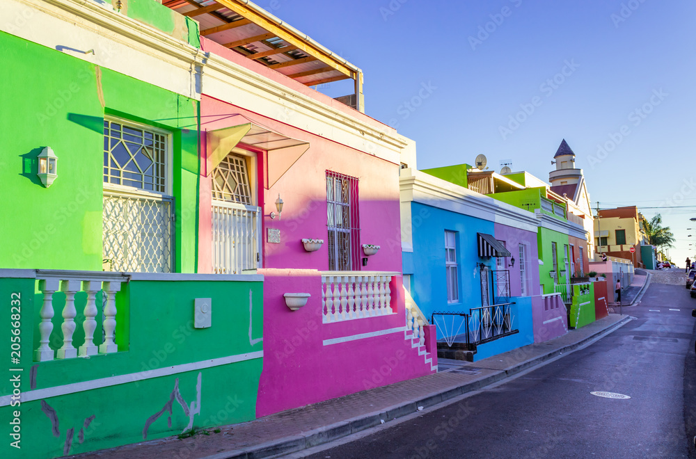Fototapeta premium Jaskrawo kolorowe domy w historycznej dzielnicy Bo-Kaap, Kapsztad, RPA
