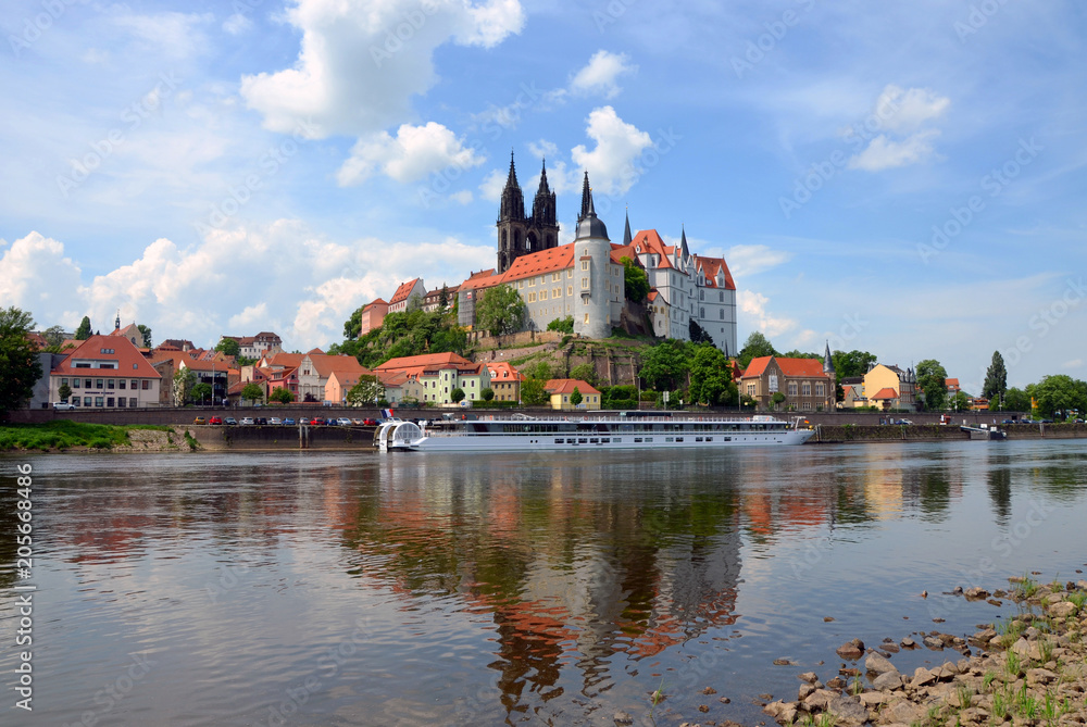 Obraz premium Medieval Albrechtsburg castle overlooking the Elbe river in Meissen, Germany