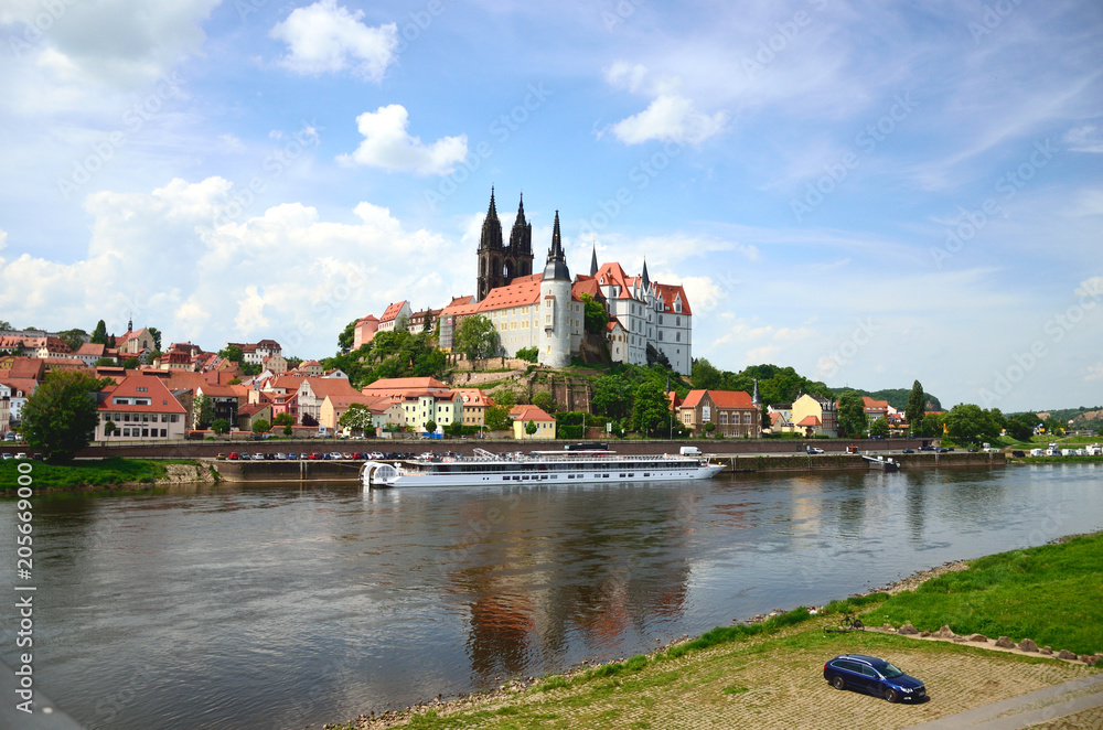 Fototapeta premium Średniowieczny zamek Albrechtsburg z widokiem na Łabę w Miśni, Niemcy
