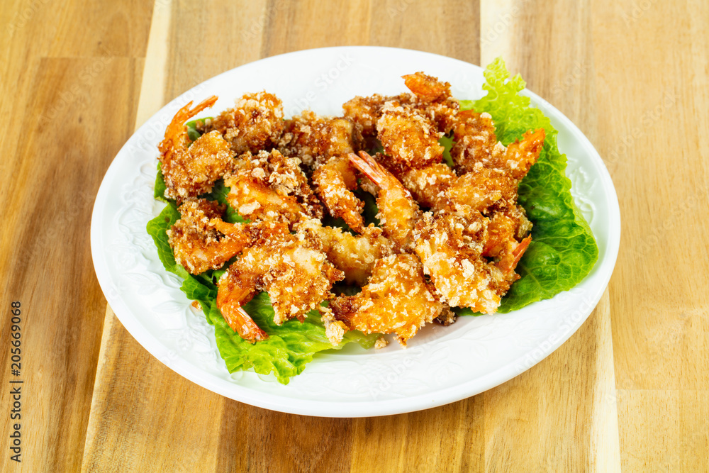 Batter shrimps with salad