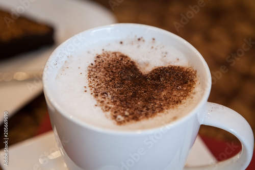 Kaffee mit Milchschaum und Herz