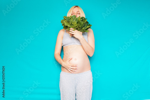 Woman in pregnant eating healthy vegetables salad фтв spinach