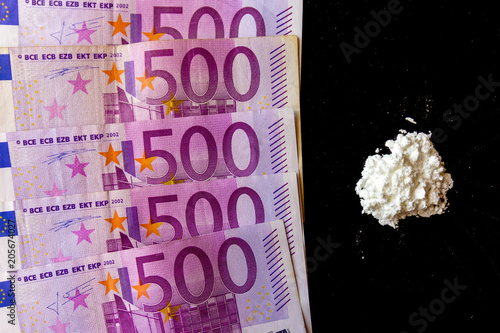 500 euro bills and drugs