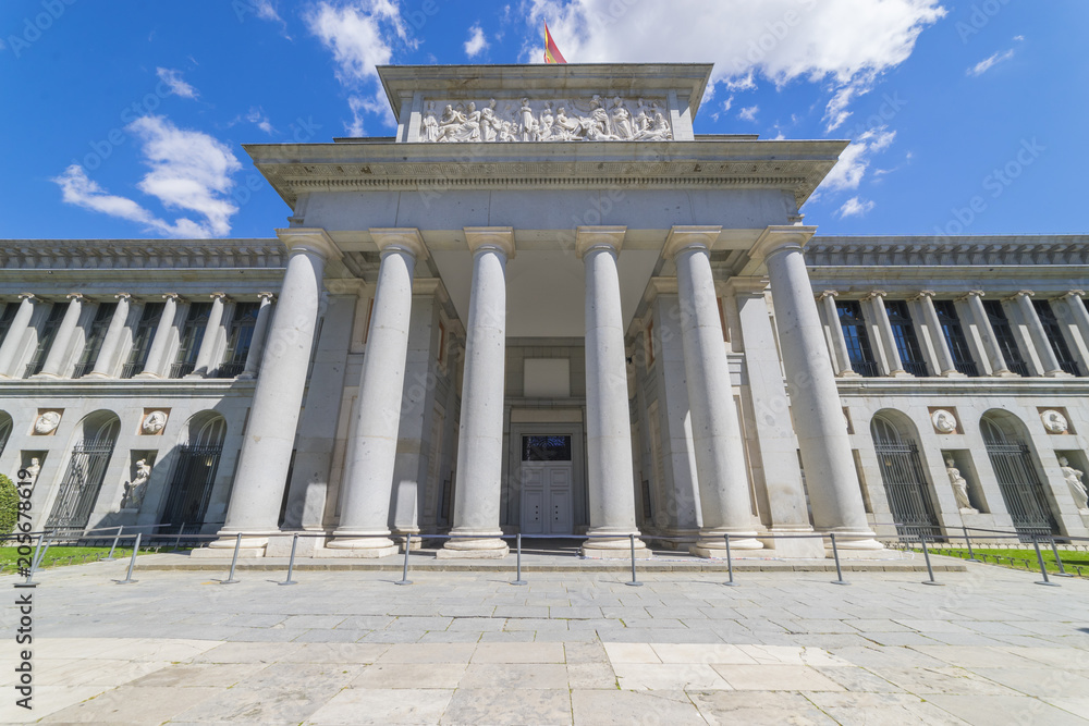 Obraz premium MADRID, SPAIN - MAY 15, 2018: Entrance of El Prado museum with a Statue of Velazquez