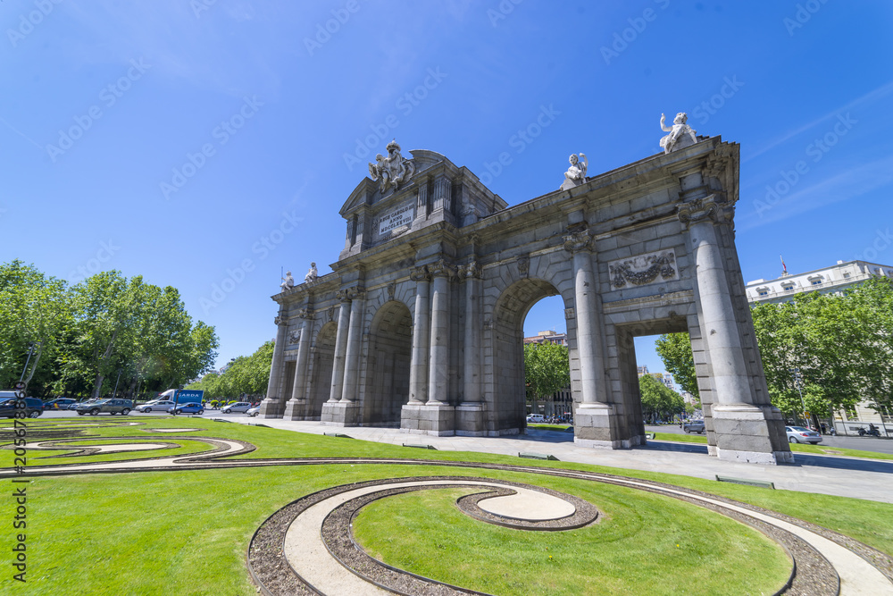 Obraz premium Puerta de Alcala is a one of the Madrid ancient doors of the city of Madrid, Spain. It was the entrance of people coming from France, Aragon, and Catalunia. It is a landmark of the city.
