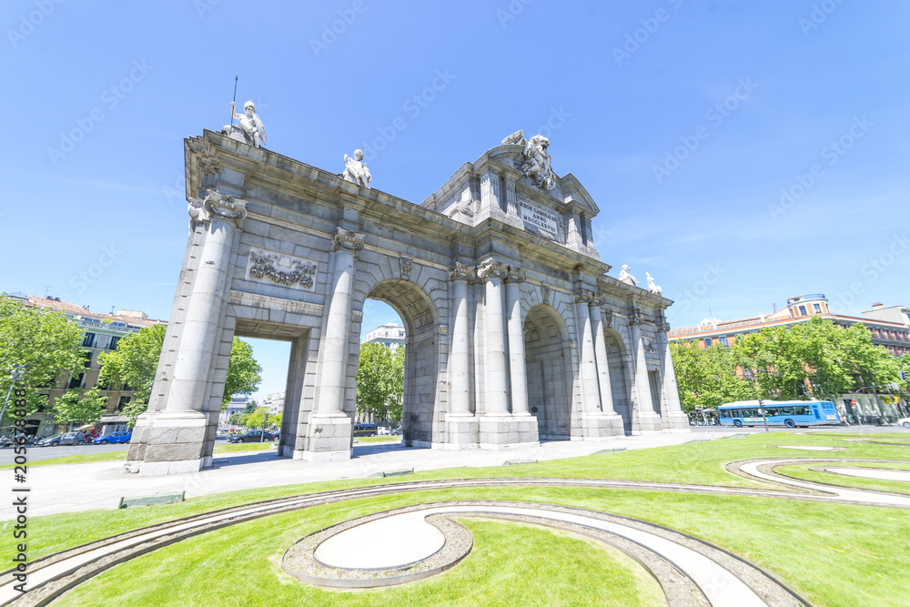 Obraz premium Famous monument known as Alcala gate located in Madrid, Spain