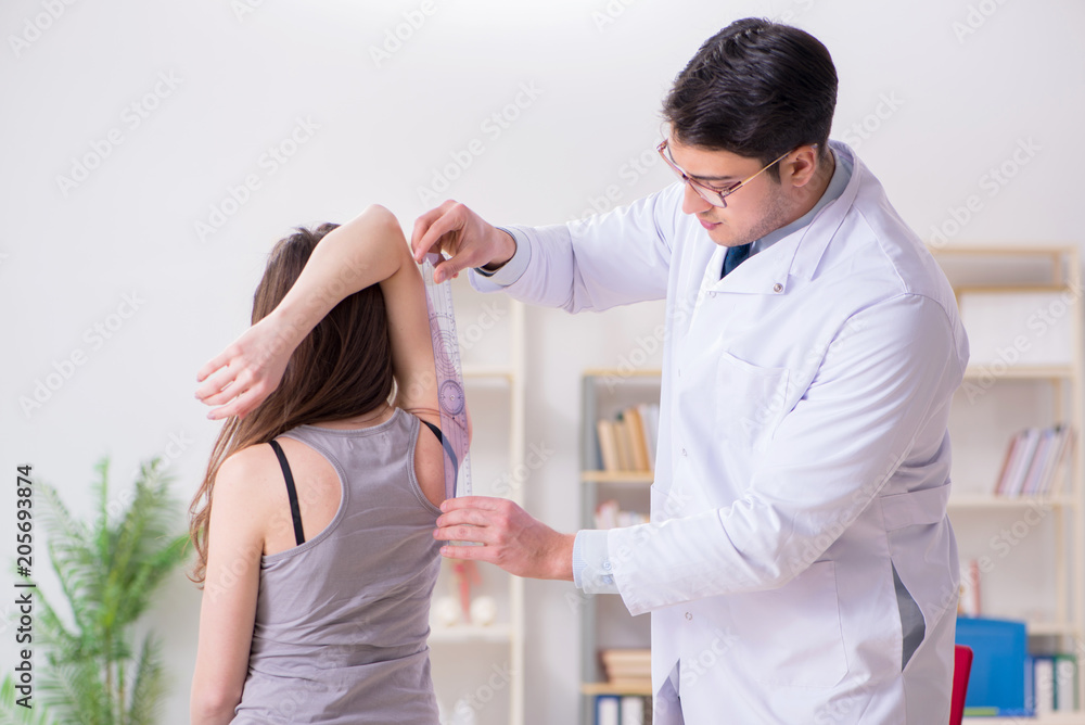 Obraz premium Doctor checking patients joint flexibility