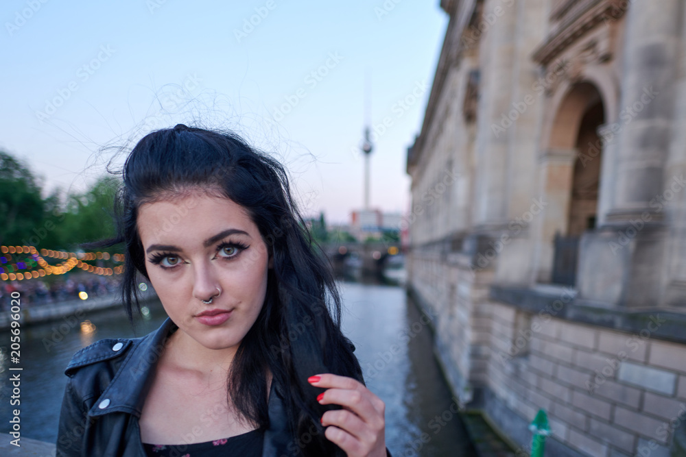 Junge Frau spaziert an einem Frühlingsabend durch die historische Mitte von Berlin XXIV Junge Frau spaziert an einem Frühlingsabend durch die historische Mitte von Berlin XXIV
