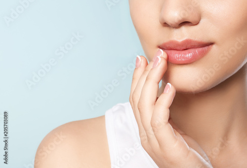 Young woman with sexy lips on color background, closeup Fototapet