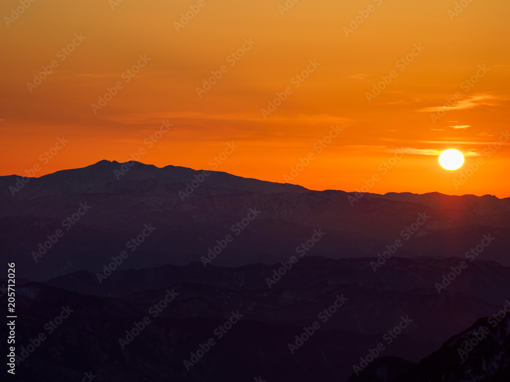 Fototapeta premium シルエットの白山と夕日