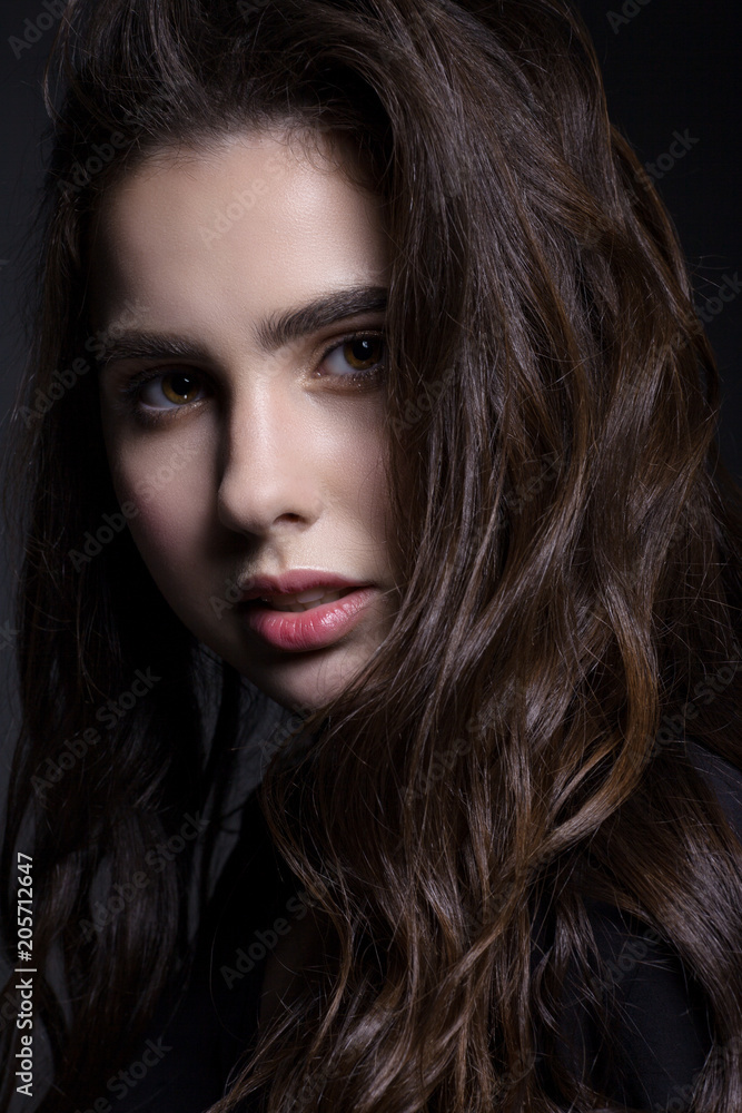 Fototapeta premium Klasyczny portret nastolatki w czarnej koszuli