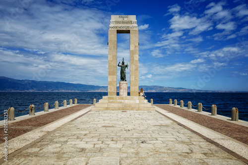 Blick auf die Statue Athena von Lungomare Reggio Calabria photo