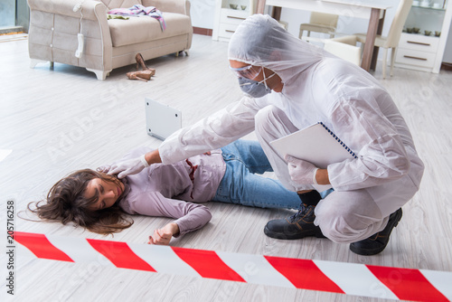Foto Forensic investigator at the crime scene investigating woman mur