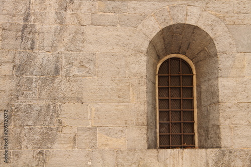 finestra chiesa medievale Como  Italia