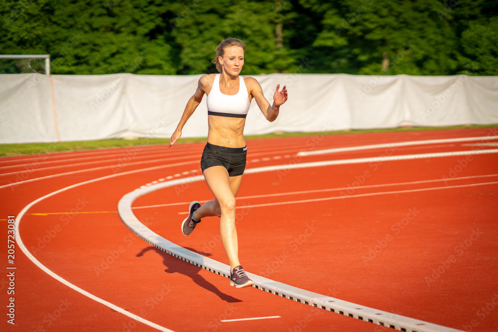 Obraz premium Frau läuft im Sprint