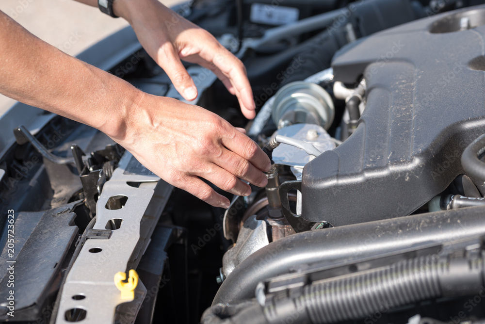 Auto Motor mit Händen um etwas zu reparieren Auto Motor mit Händen um etwas zu reparieren