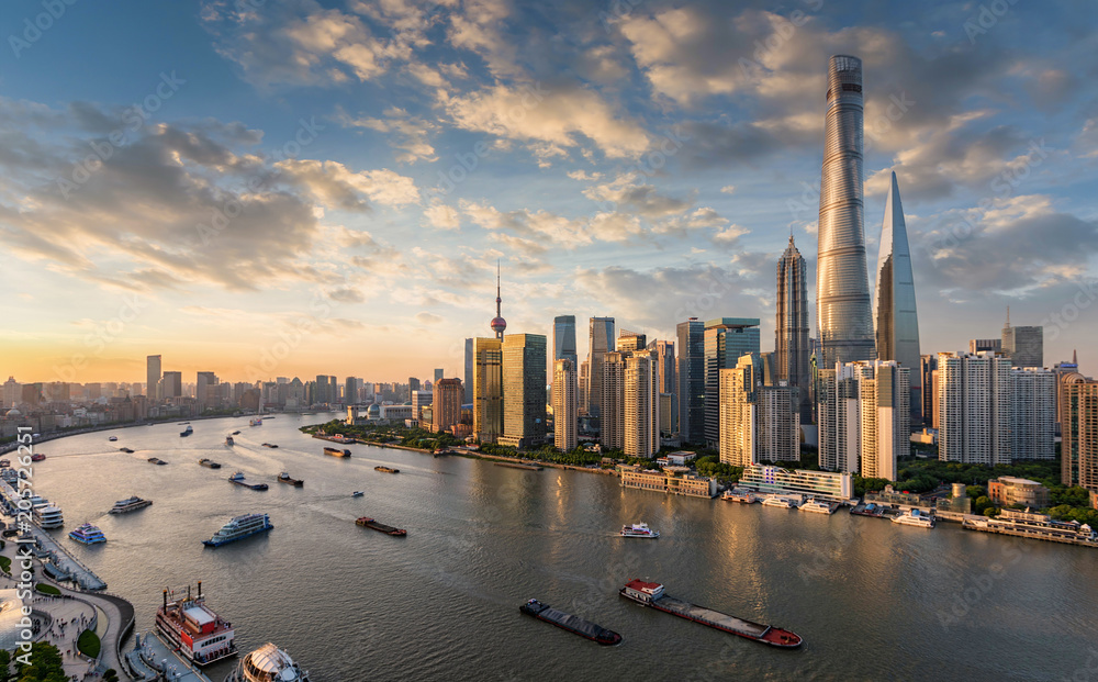 Obraz premium Widok na nowoczesne drapacze chmur na panoramę Szanghaju o zachodzie słońca, Chiny