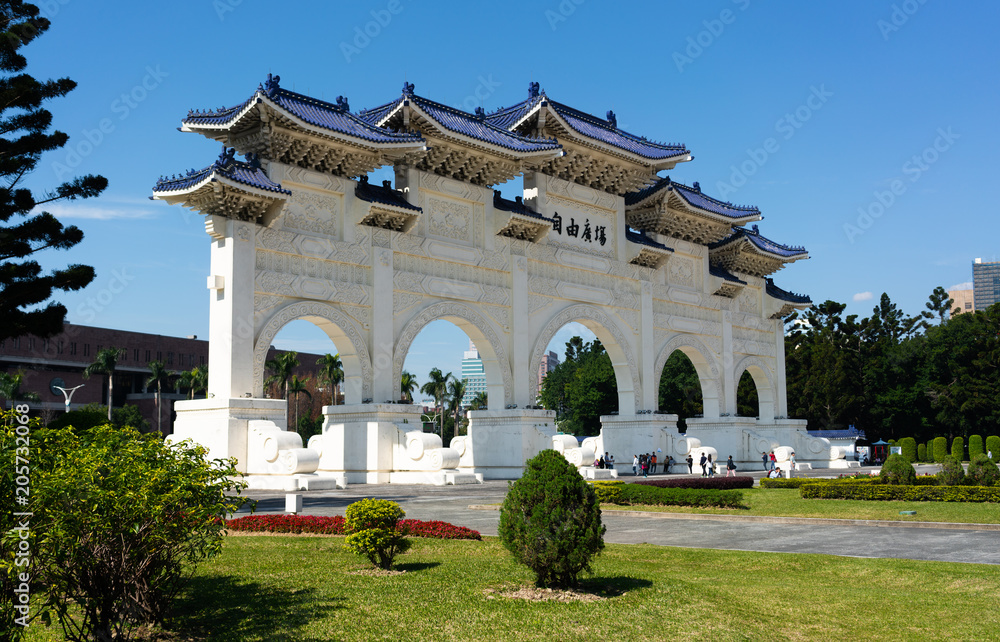Obraz premium Front gate of national Chiang Kai-shek Memorial Hall in Taipei