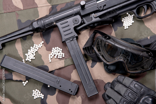 Fotografie airsoft gun with protective glasses and lot of bullets