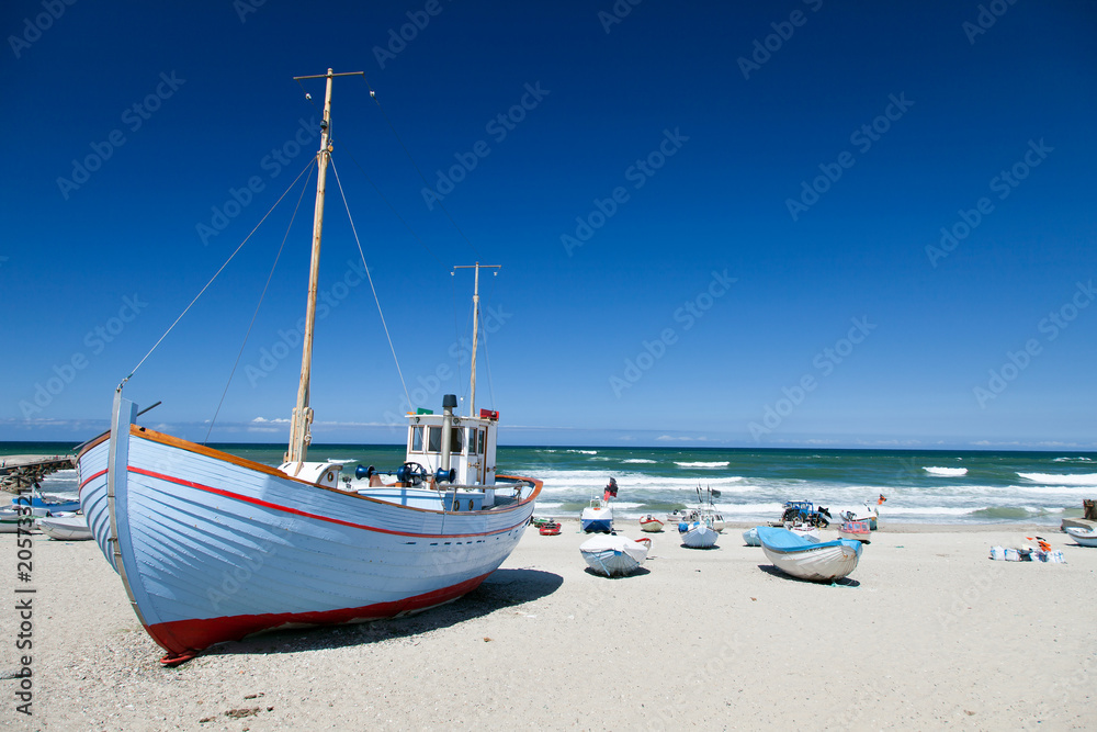 Fischkutter am Strand, Jütland, Dänemark Fischkutter am Strand, Jütland, Dänemark