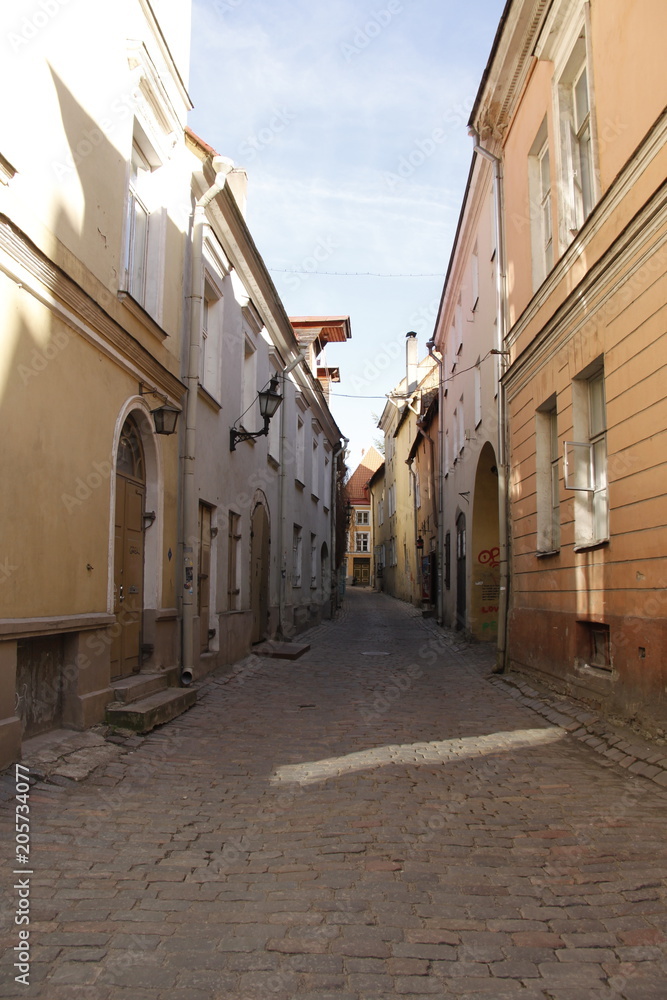 Rue pavés de la ville basse à Tallinn, Estonie