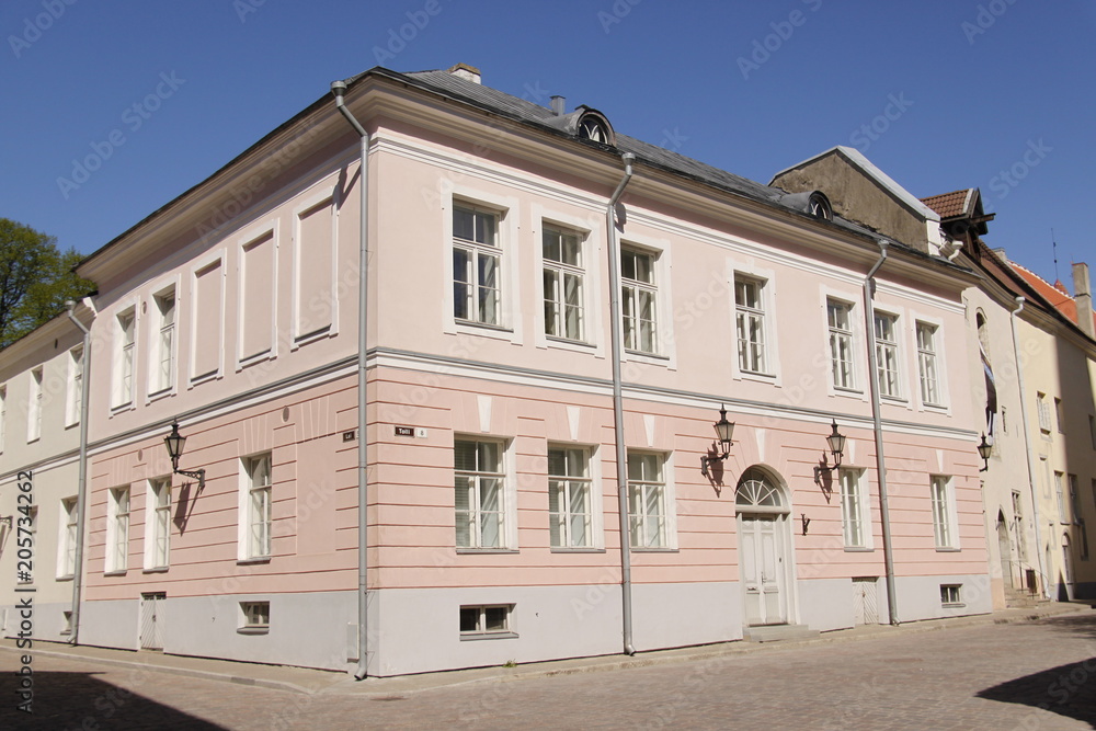 Maison rose à Tallin, Estonie	