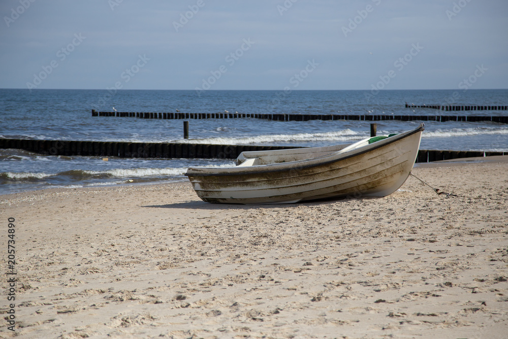 einsames Fischerboot am Strand