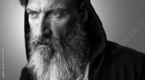 Foto Portrait eines attraktiven Mannes mit einem Bart und Kaputze
