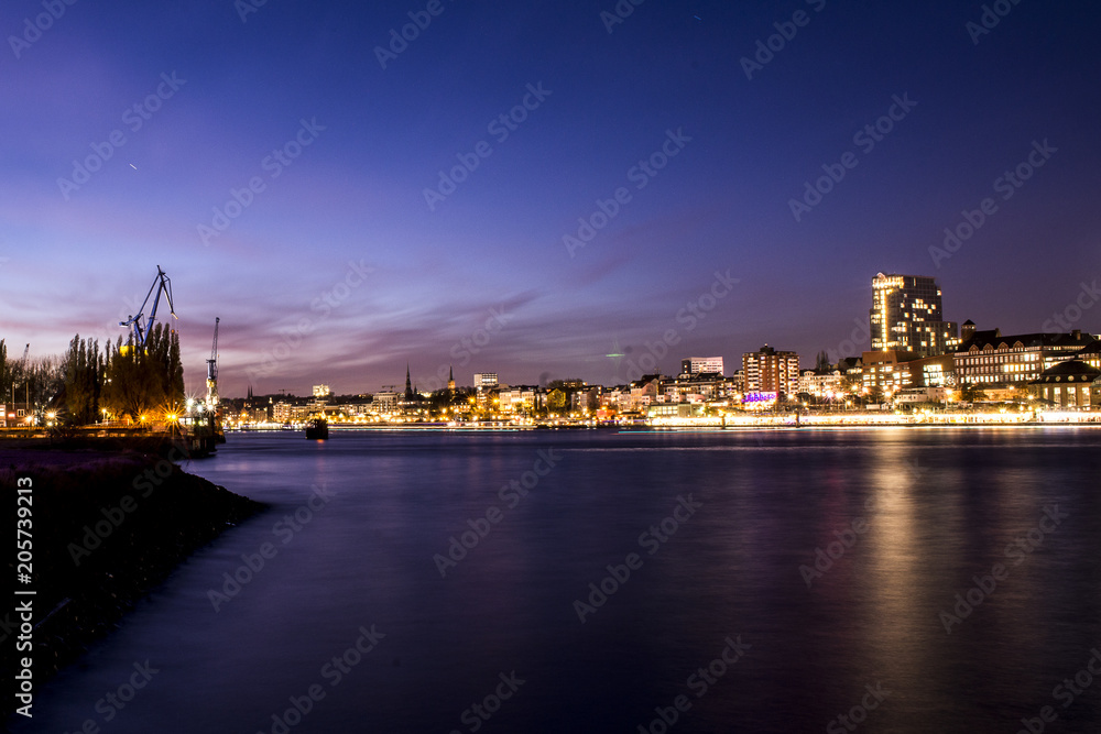 Skyline Hamburg bei Nacht