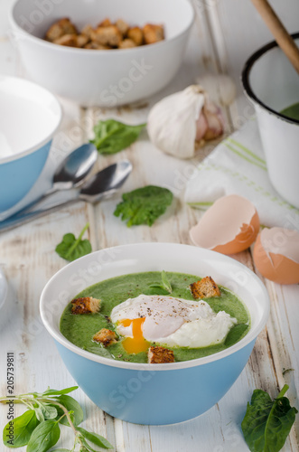Spinach soup with poached egg