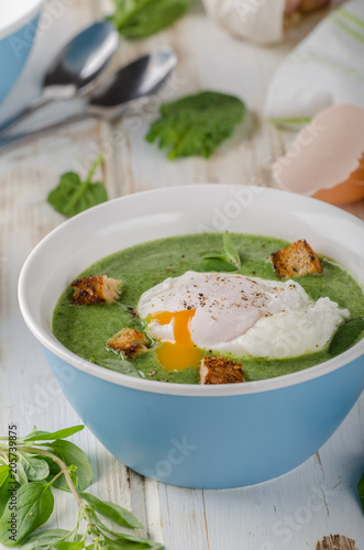 Spinach soup with poached egg