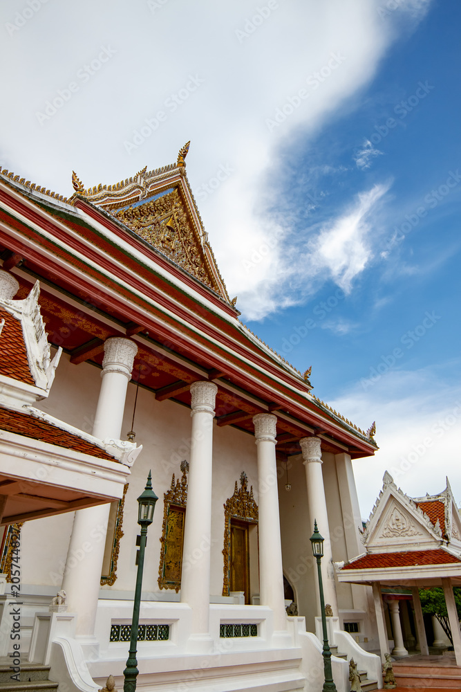 Naklejka premium Wat Makutkasatriyaram, beautiful temple view to skyline in Bangkok Thailand