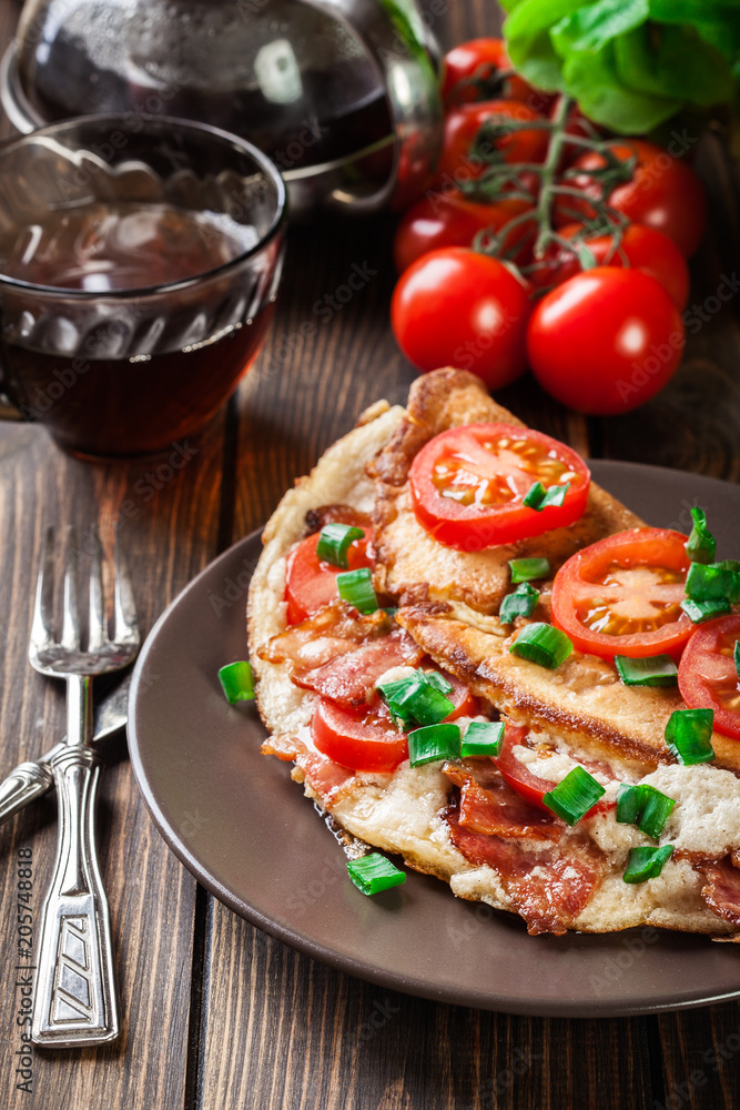 Omelette with bacon and tomatoes Omelette with bacon and tomatoes