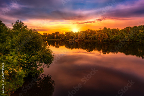 Fototapeta Naklejka Na Ścianę i Meble -  Sonnenaufgang über einem See