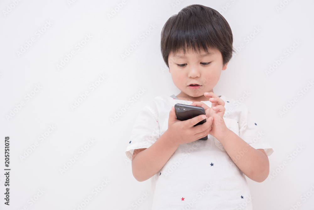 スマートフォンをみる男の子 スマートフォンをみる男の子