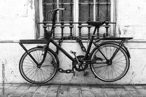 Obraz na plátne Bicicletta legata nel vicolo