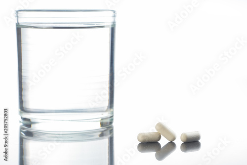 Tabletten und ein Glas Mineralwasser, Hintergrund, Textfreiraum photo