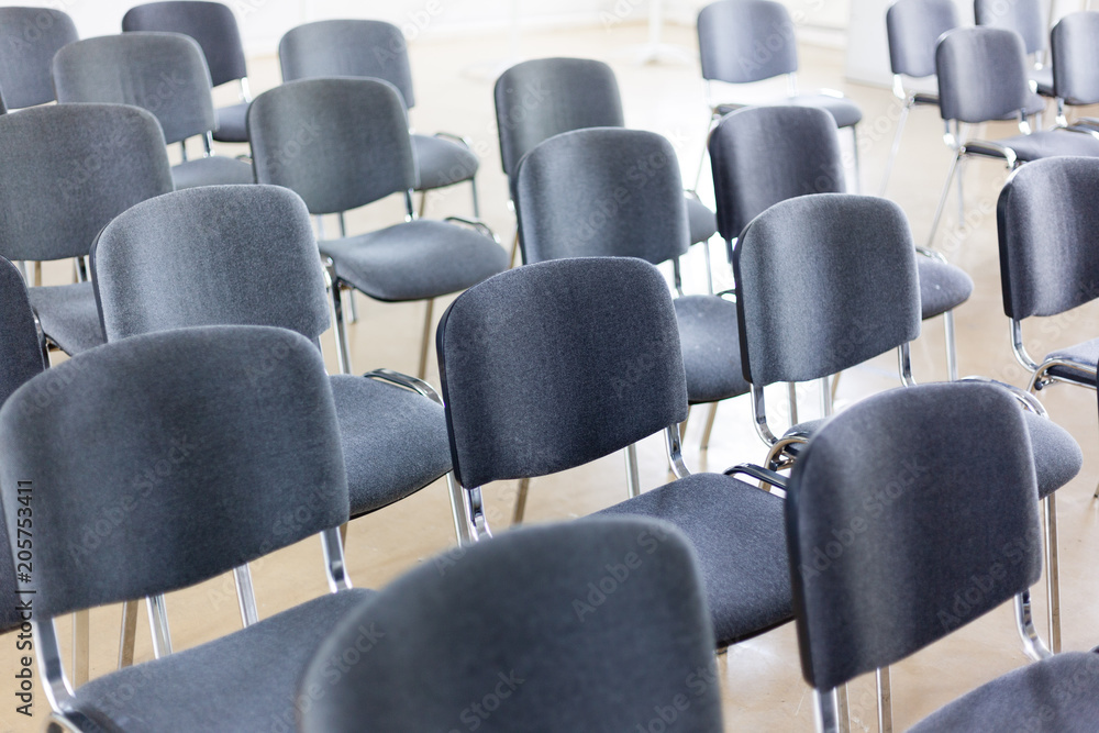 Obraz premium empty chairs in a row