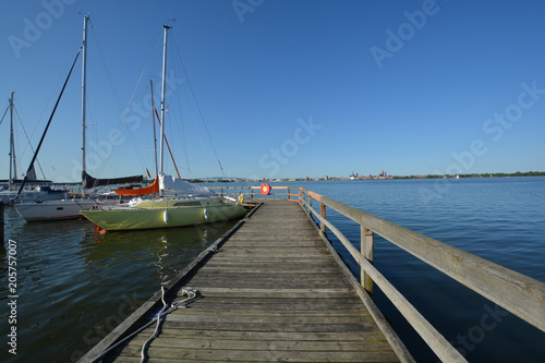 Bootssteg -Blick nach Stralsund, Hafen Altefähr, Rügen © textag