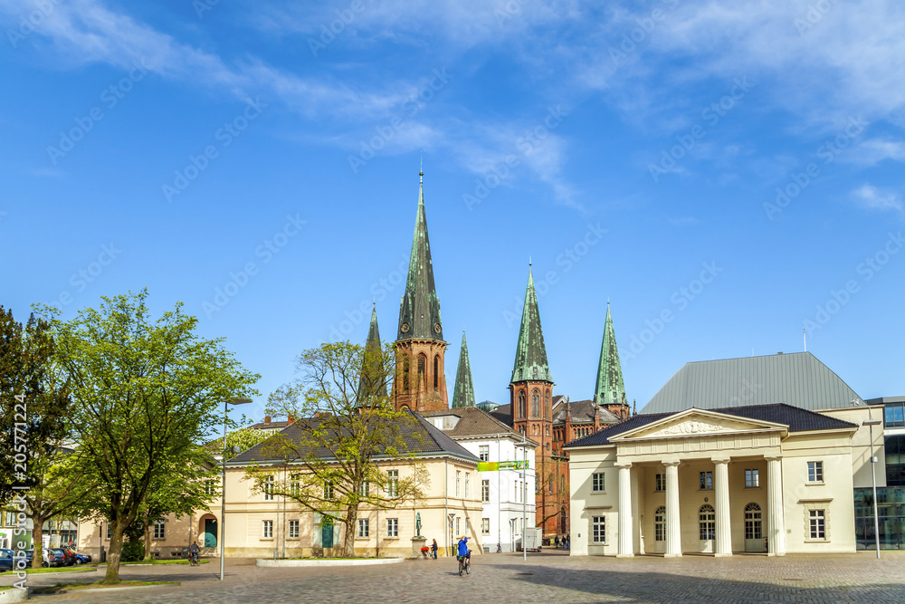 Oldenburg, Schlossplatz mit Schlosswache und Lambertikirche 