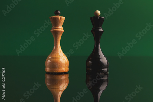 Foto Pair of queen chess pieces confronted as opposites
